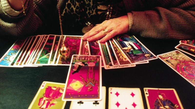 Tarocchi e amore: 7 domande da fare alle carte quando il cuore cerca risposte