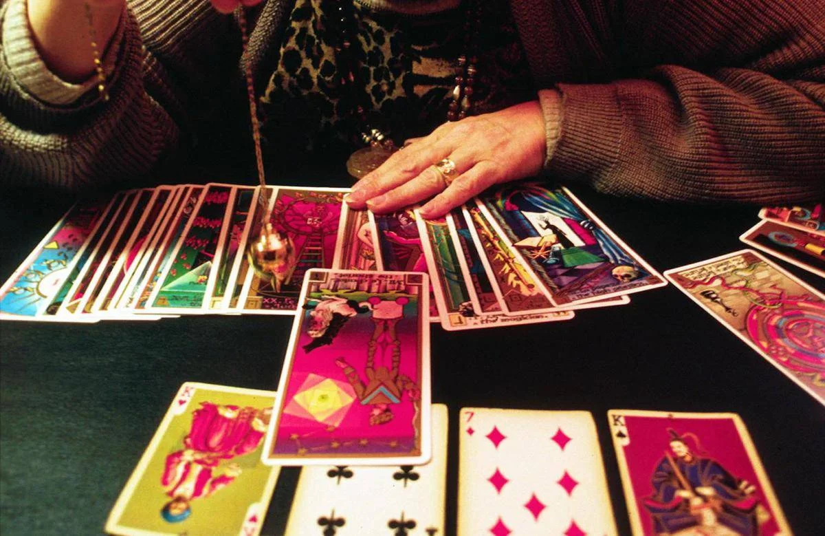 Tarocchi e amore: 7 domande da fare alle carte quando il cuore cerca risposte